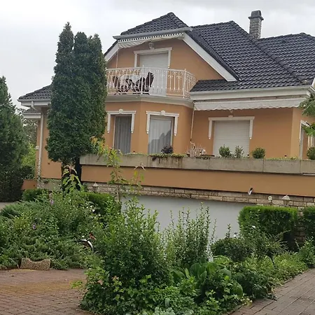 Szenczi Vendeghaz 公寓