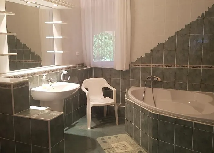 Szenczi Vendeghaz 公寓 *