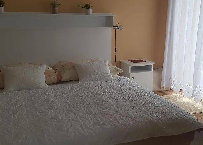 Szenczi Vendeghaz 公寓