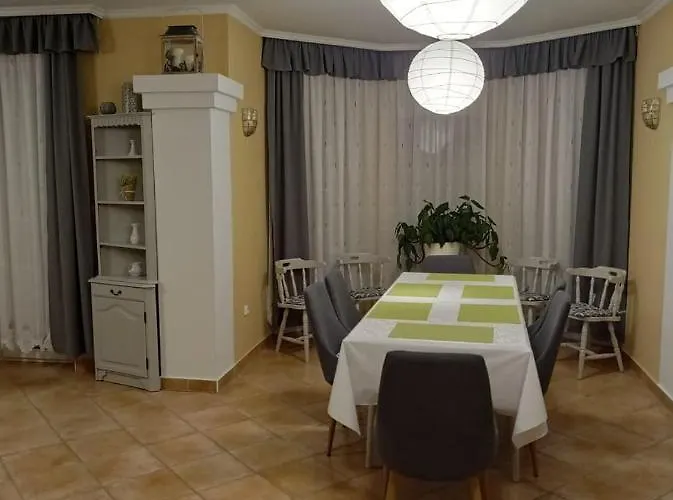 Szenczi Vendeghaz Lägenhet *
